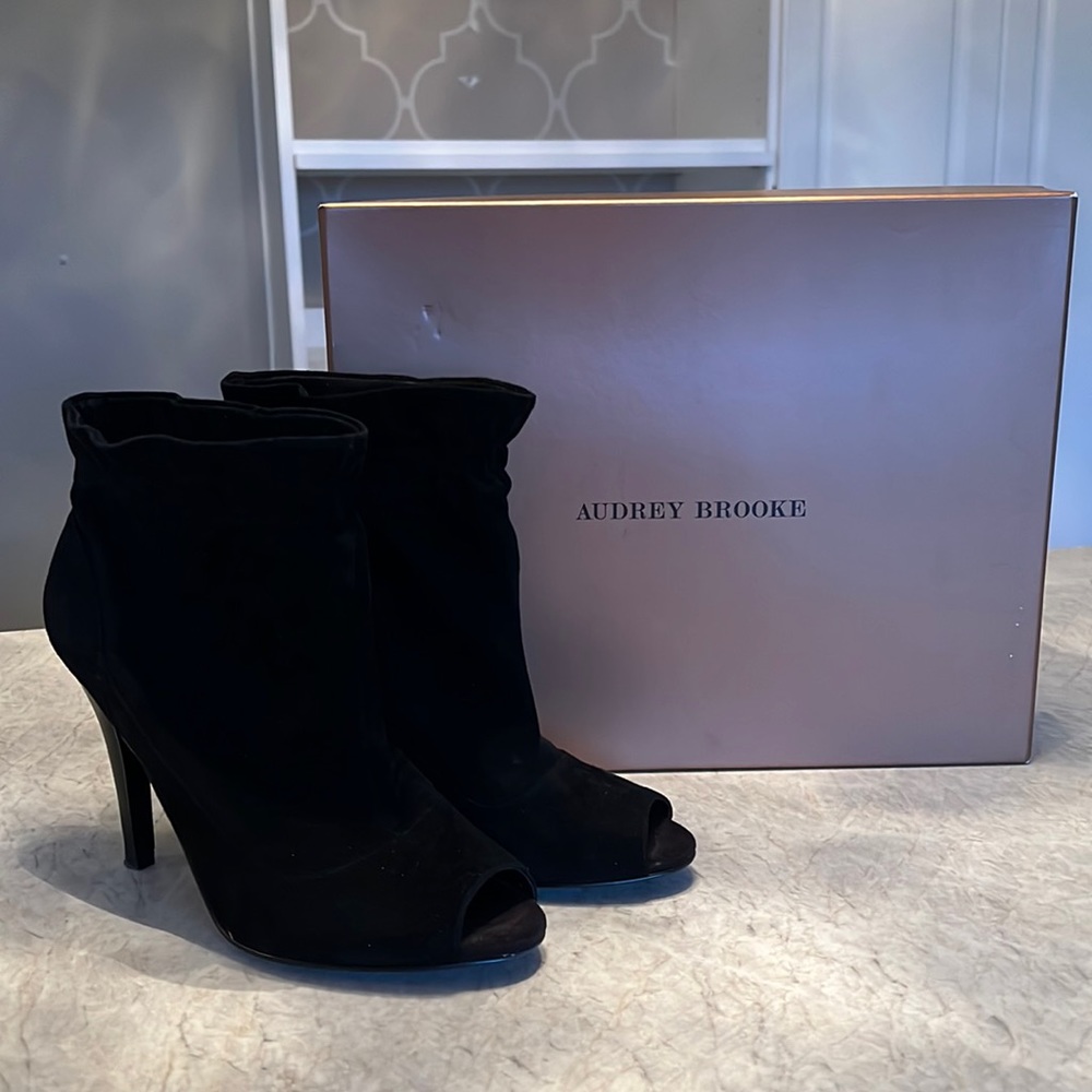Womens Audrey Brooke Black Suede Peep Toe Heel Size 8M